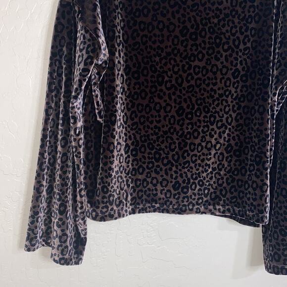 Victoria Sport velour belle sleeve turtleneck - Picture 4 of 6